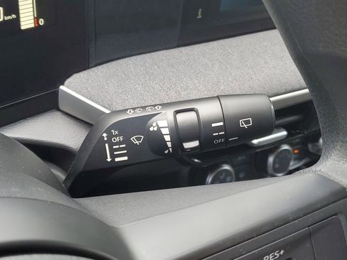 Used 2025 Nissan Kicks SV AWD/4WD image 16