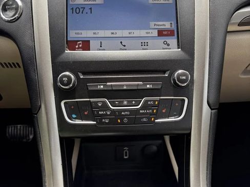 Used 2017 Ford Fusion SE w/ Fusion SE Technology Package FWD image 22