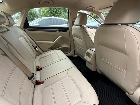 Used 2018 Volkswagen Passat 2.0T R-Line w/ R-Line Lighting Package FWD image 11