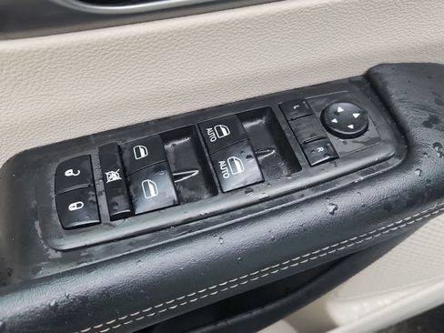 Used 2023 Chrysler Pacifica Touring-L FWD image 17