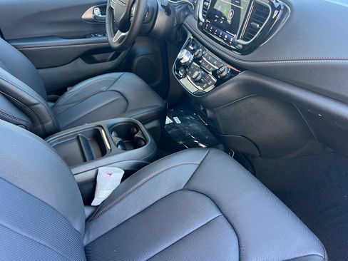 New 2027 Chrysler Pacifica Select FWD image 16