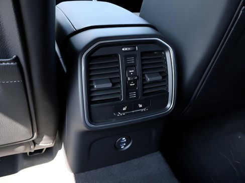 Certified 2025 Porsche Macan AWD/4WD image 21