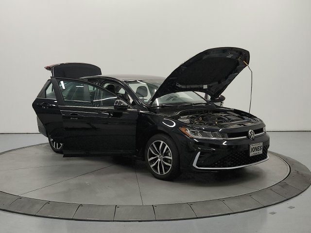 Used 2025 Volkswagen Jetta SE FWD image 10
