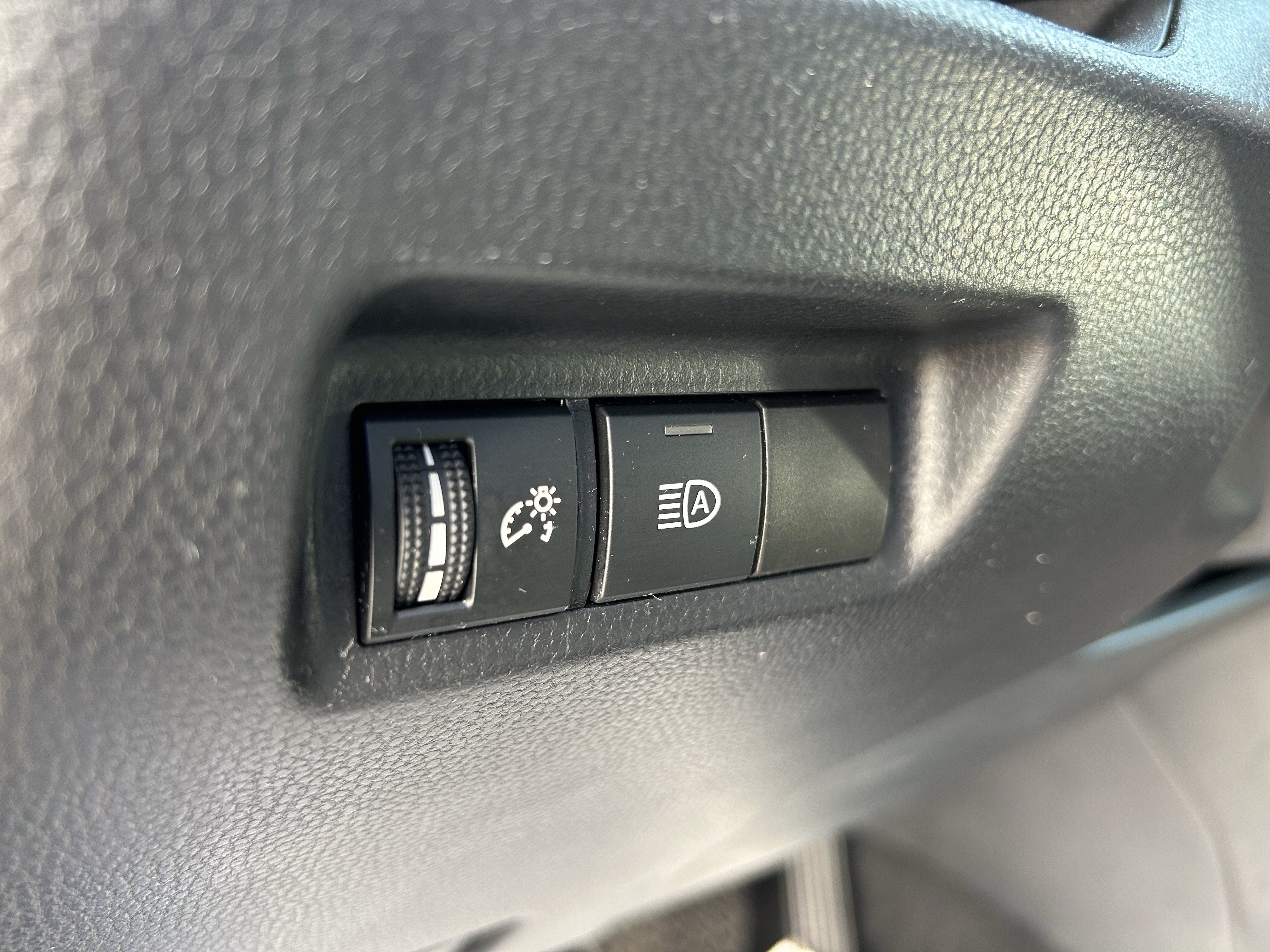 Used 2025 Toyota RAV4 XLE FWD image 15
