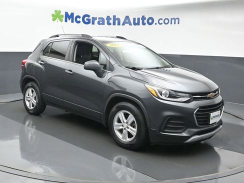 Used 2017 Chevrolet Trax LT w/ LT Convenience Package FWD image 2
