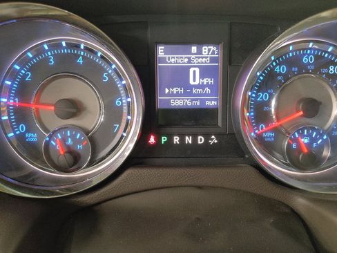 Used 2015 Chrysler Town & Country Limited Platinum FWD image 23