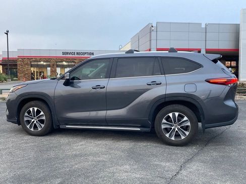 Certified 2024 Toyota Highlander XLE FWD image 8