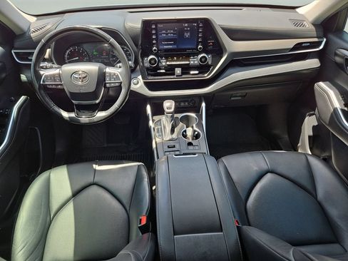 Used 2020 Toyota Highlander XLE AWD/4WD image 9