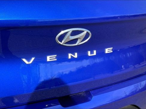 Used 2025 Hyundai Venue Limited FWD image 14