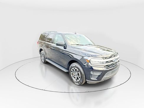 Used 2022 Ford Expedition XLT image 2