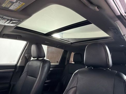 Used 2017 Toyota Highlander Limited Platinum AWD/4WD image 2
