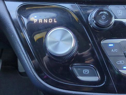 Used 2025 Chrysler Pacifica Select image 12