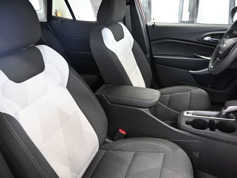 Used 2025 Chevrolet Trax LS w/ LS Convenience Package image 9