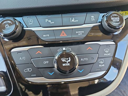 Certified 2024 Chrysler Pacifica Touring-L FWD image 24