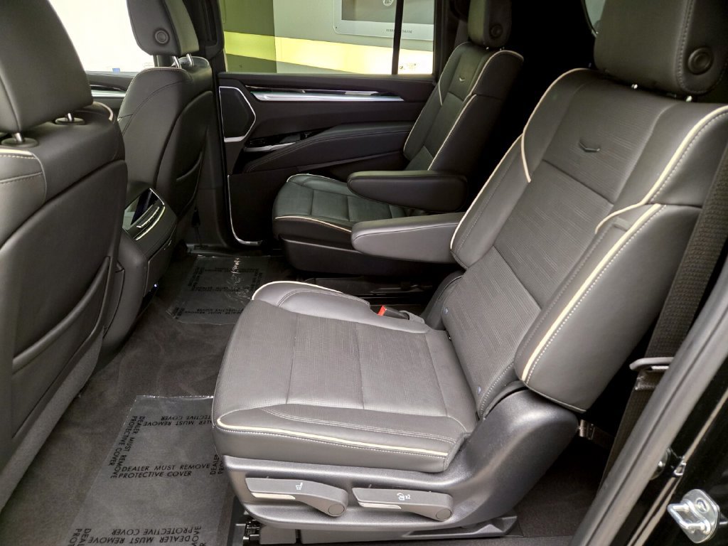 Used 2025 Cadillac Escalade ESV Sport AWD/4WD image 18