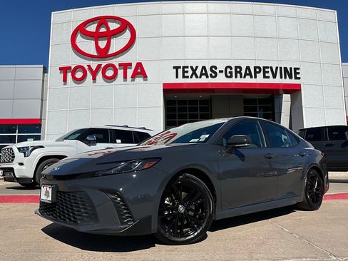 Used 2025 Toyota Camry SE image 2