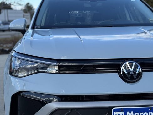 New 2026 Volkswagen Taos SE image 4