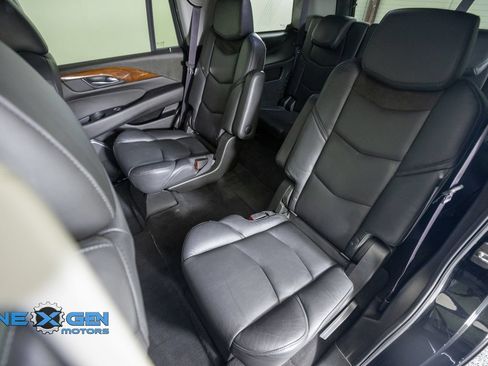 Used 2017 Cadillac Escalade Luxury AWD/4WD image 34