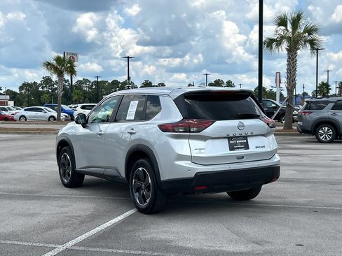 Used 2024 Nissan Rogue SV AWD/4WD image 3