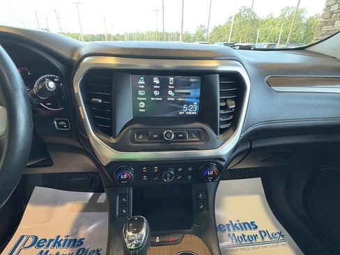 Used 2018 GMC Acadia SLE image 16