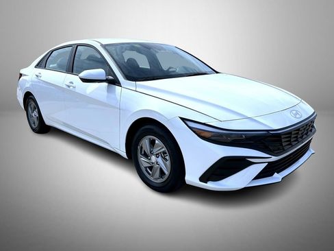 Used 2025 Hyundai Elantra SE image 3