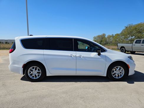 New 2026 Chrysler Pacifica Select image 2