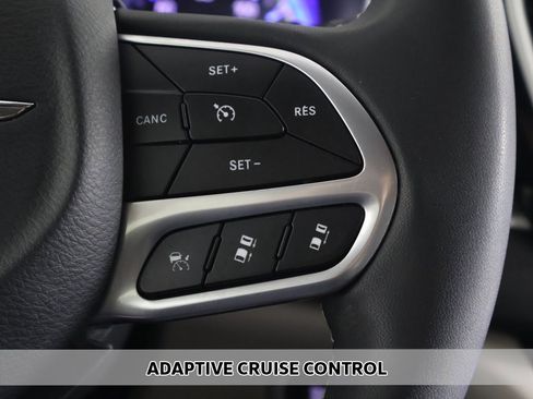 Used 2024 Chrysler Pacifica Touring-L image 3