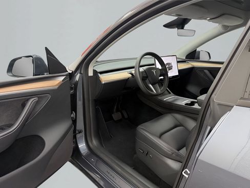 Used 2023 Tesla Model Y Long Range AWD/4WD image 10