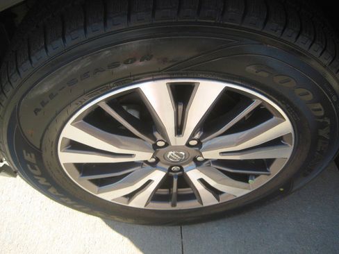 Used 2020 Nissan Pathfinder S image 10