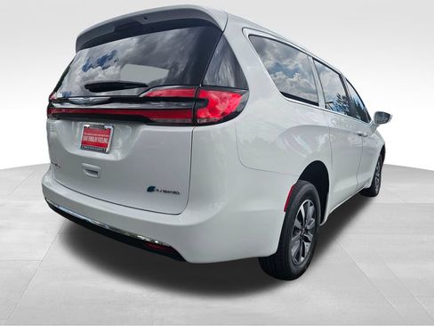 Used 2022 Chrysler Pacifica Touring-L FWD image 10