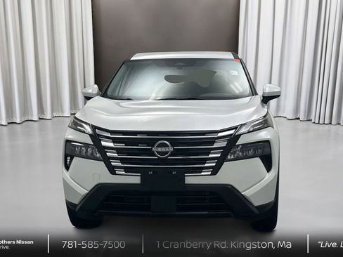 Used 2024 Nissan Rogue SV image 2