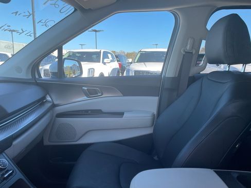 Used 2024 Kia Carnival LX image 11