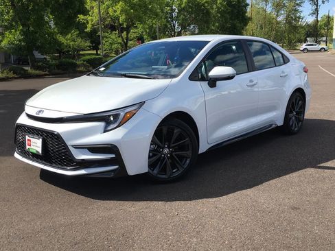 Used 2025 Toyota Corolla SE FWD image 1