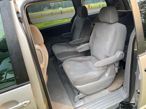 Used 2004 Toyota Sienna LE image 9