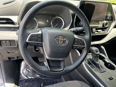 Used 2025 Toyota Highlander LE FWD image 29