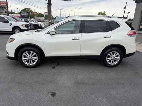 Used 2016 Nissan Rogue SV w/ SV Premium Package FWD image 2