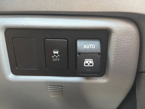 Used 2010 Toyota Sequoia Platinum image 13