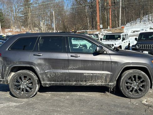 Used 2019 Jeep Grand Cherokee Altitude image 3