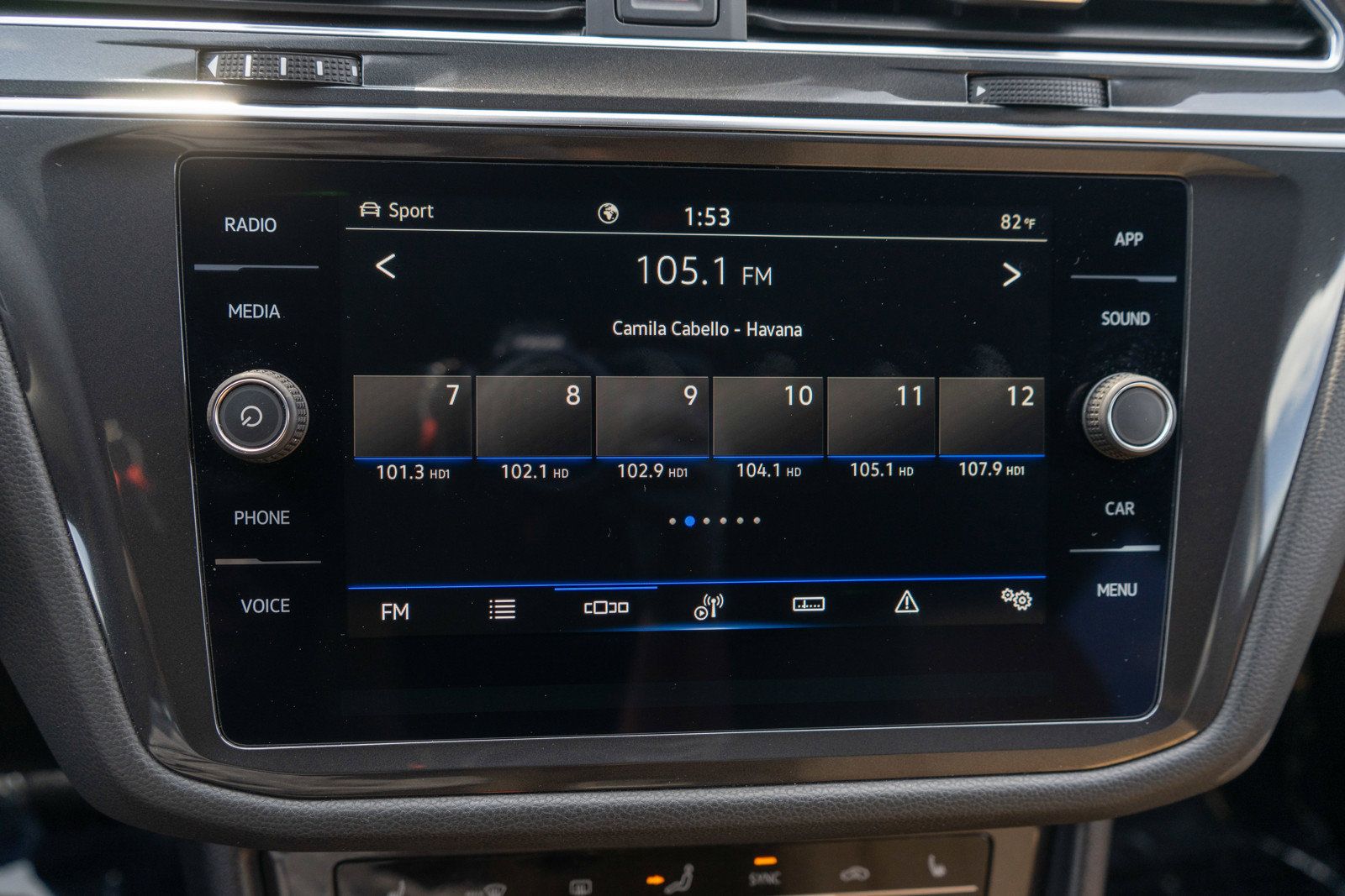 Used 2023 Volkswagen Tiguan SE w/ Panoramic Sunroof Package AWD/4WD image 16