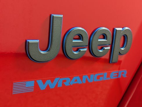 Used 2025 Jeep Wrangler Unlimited Sahara AWD/4WD image 27
