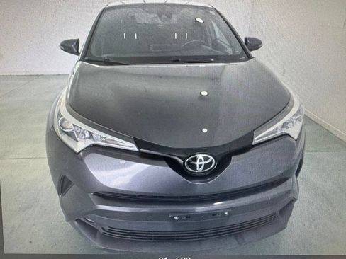 Used 2018 Toyota C-HR XLE FWD image 2