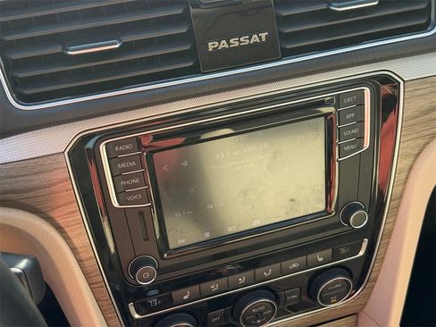 Used 2018 Volkswagen Passat 2.0T SE image 14