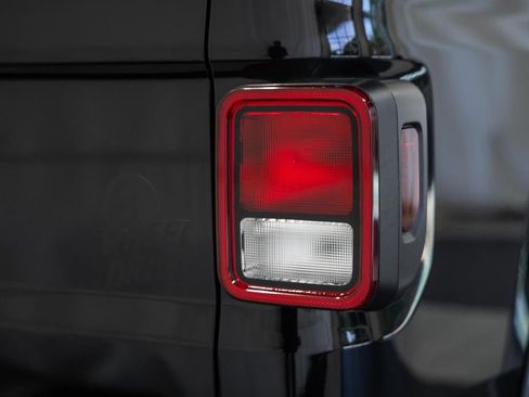 Used 2023 Jeep Gladiator Sport AWD/4WD image 6