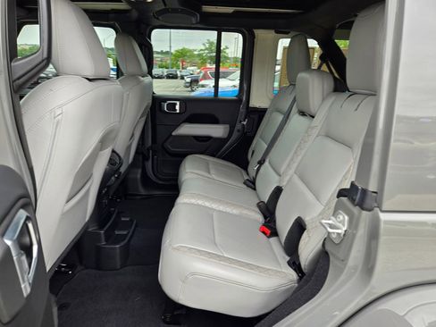 Used 2023 Jeep Wrangler Unlimited Sahara AWD/4WD image 30