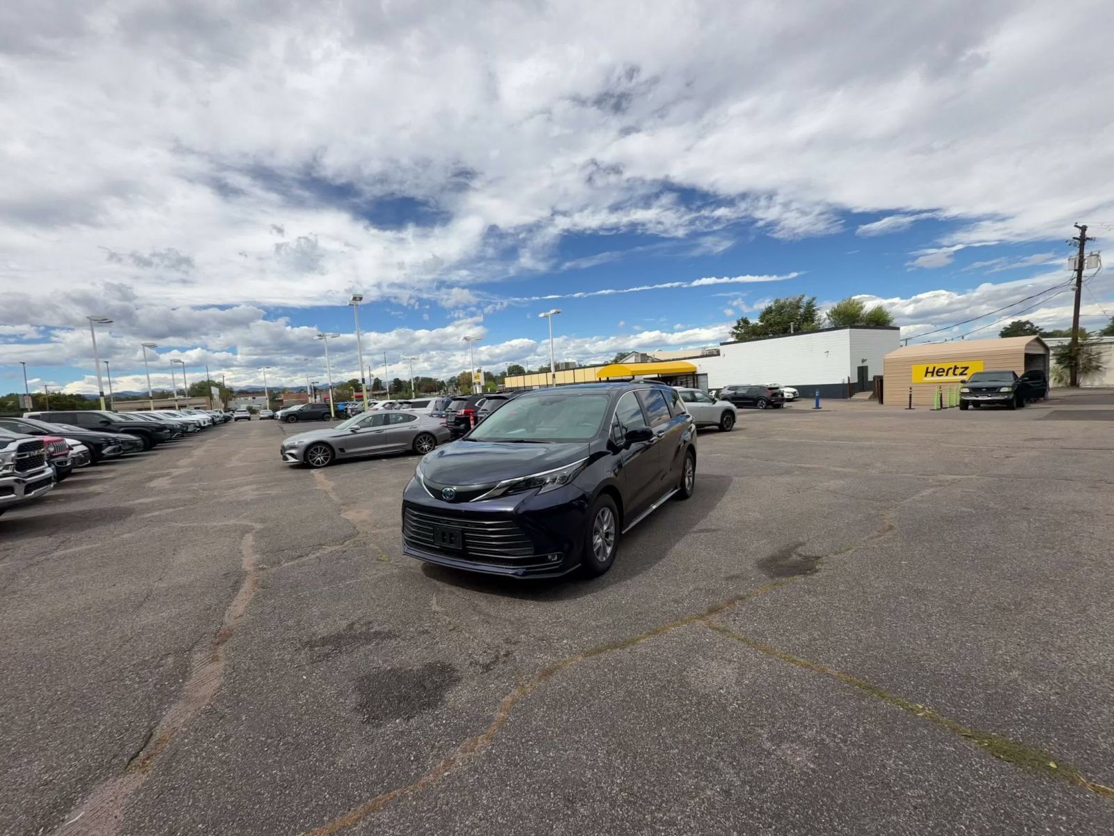 Used 2025 Toyota Sienna XLE FWD image 7