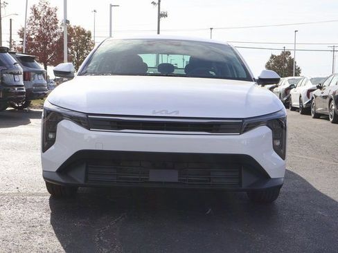 New 2025 Kia K4 LXS image 2