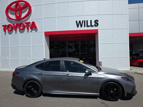 Used 2025 Toyota Camry SE FWD image 1