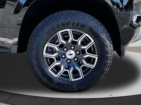 Used 2025 Chevrolet Colorado Z71 w/ Technology Package AWD/4WD image 33