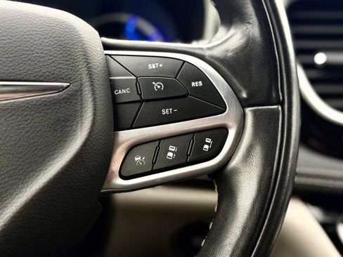 Used 2022 Chrysler Pacifica Touring-L w/ Uconnect Theater Family Group FWD image 18