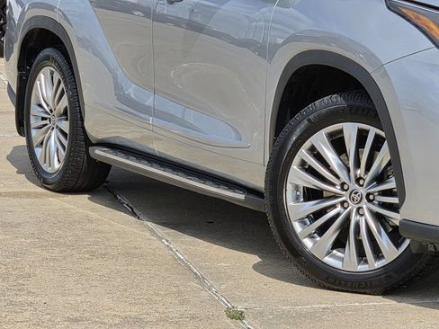 Used 2023 Toyota Highlander Platinum FWD image 11